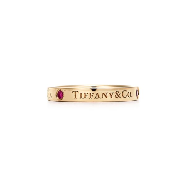 Anneau T & CO en or 18 carats et rubis Largeur: 3 mm – Size 7 1/2 Tiffany & Co.