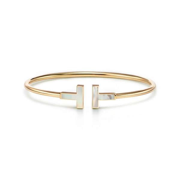 Bracelet Wire Tiffany T en or jaune 18 carats et nacre – Size Small Tiffany & Co.