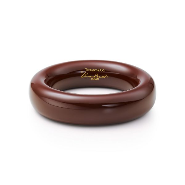 Bracelet jonc en bois dur du Japon laqué marron, par Elsa Peretti. Small Tiffany & Co.