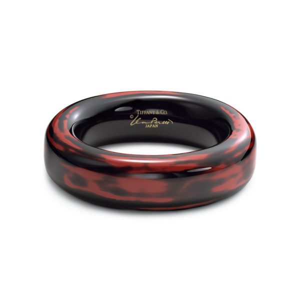 Bracelet jonc en bois dur du Japon laqué rouge & noir, par Elsa Peretti. Small Tiffany & Co.