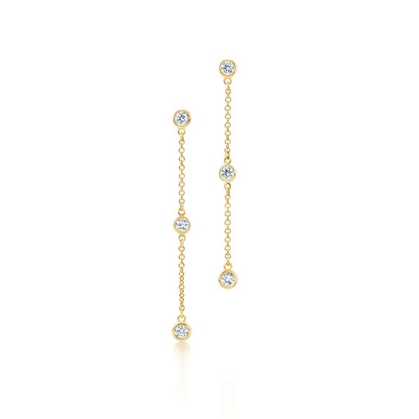 Pendants d’oreilles Diamonds by The Yard en or 18 carats, par Elsa Peretti. Tiffany & Co.