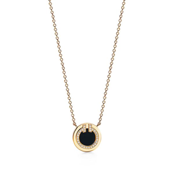 Pendentif Cercle Tiffany T en or 18 carats, onyx noir et diamants Small Tiffany & Co.
