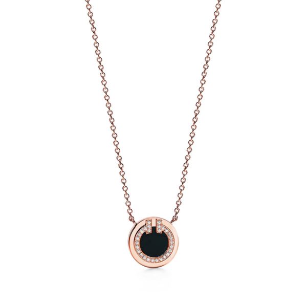 Pendentif Cercle Tiffany T en or rose 18 carats, onyx noir et diamants Small Tiffany & Co.