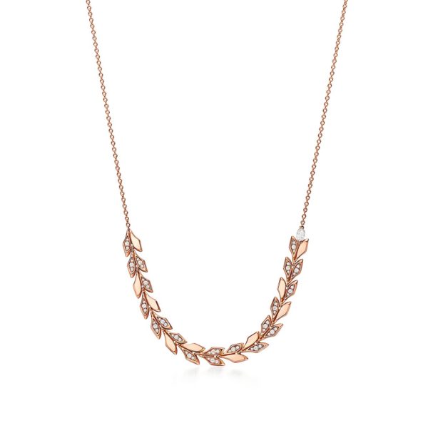 Pendentif Est Ouest motif vigne Tiffany Victoria en or rose et diamants Tiffany & Co.