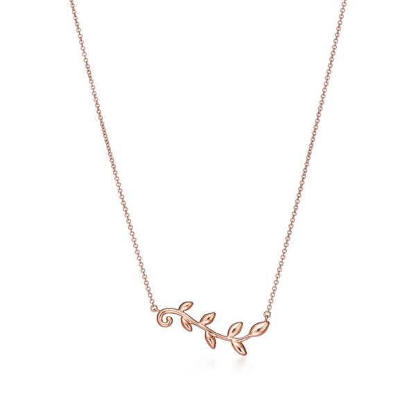 Pendentif Olive Leaf en or rose 18 carats, par Paloma Picasso. Tiffany & Co.