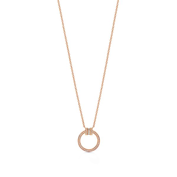 Pendentif Tiffany T en or rose et diamants orné d’un diamant taille baguette Tiffany & Co.