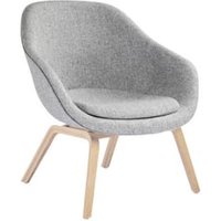 About A Lounge Chair Low AAL 83 – Hallingdal 130 – gris moucheté – chêne savonné – Hay