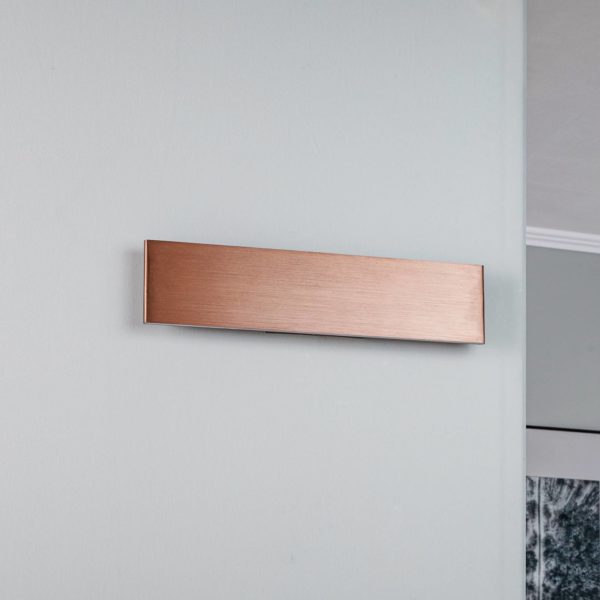 Lindby Tinkodara applique LED, longue, brune LINDBY