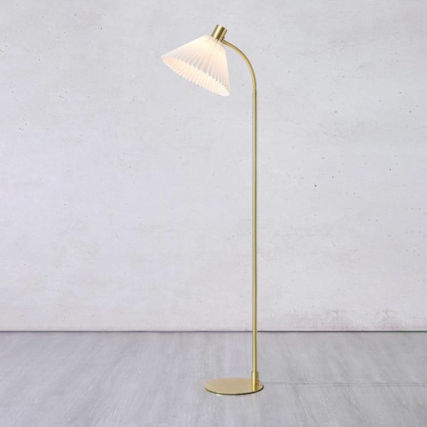 Markslöjd Lampe sur pied textile Mira, laiton Markslöjd