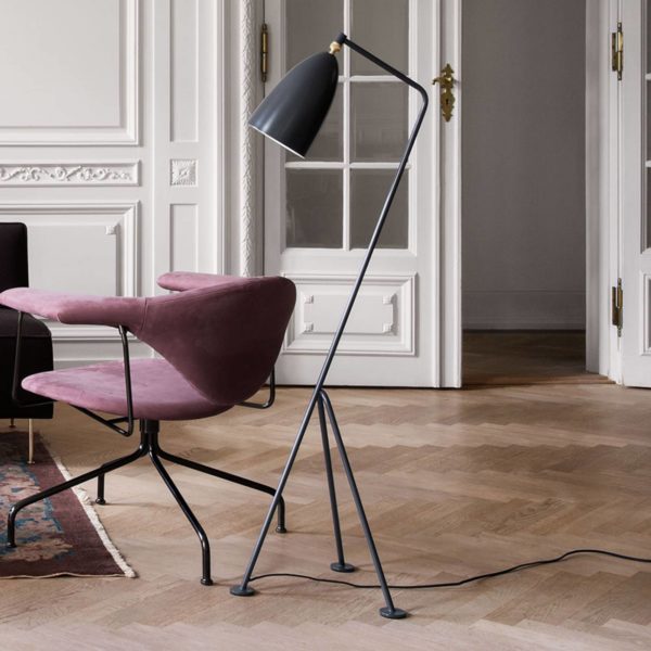 GUBI Gräshoppa lampadaire trépied, anthracite GUBI