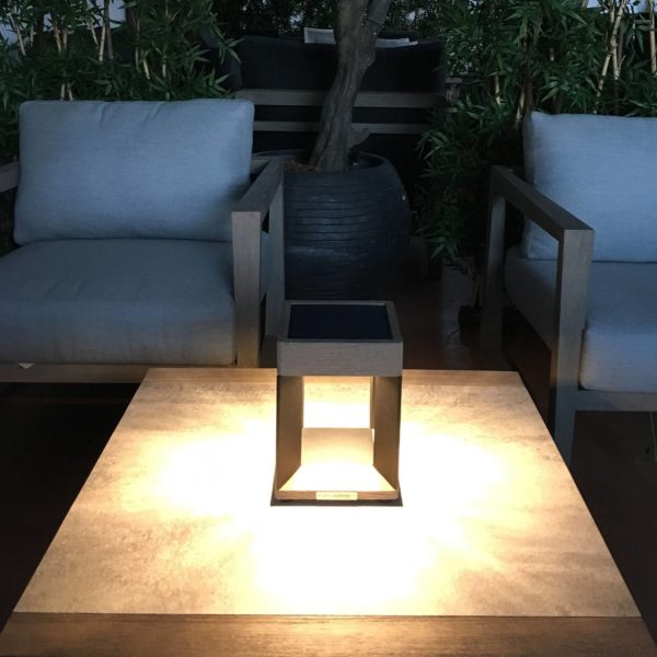 Les Jardins Lampe solaire LED à poser Teckalu, noir/bois clair Les Jardins