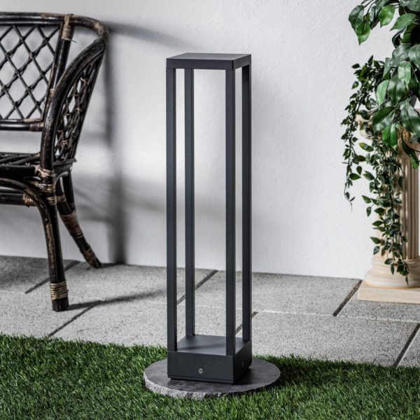 Lucande Borne lumineuse LED Carlota, gris foncé, 65 cm LUCANDE