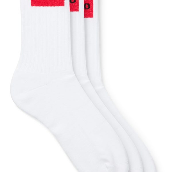 Lot de trois paires de chaussettes courtes avec étiquettes logotées rouges – Hugo Boss